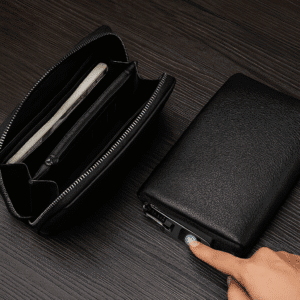 حقيبة جلدية صغيرة مزوّدة بقفل ذكي يعمل بالبصمة